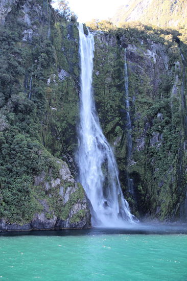 Die Stirling Falls, die zweitgrößten permanenten Wasserfälle im Milford Sound mit einer Höhe von 146 Metern.