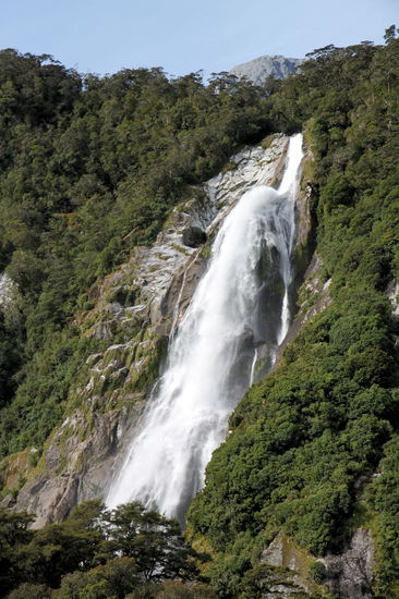 Die Bowen oder Lady Bowen Falls. Die größten permanenten Wasserfälle im Milford Sound mit 160 Metern Höhe.