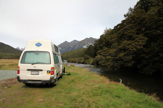 Als wir zu zweit unterwegs waren übernachteten wir auf dem DOC Campground 'Cascades Creek' (südl. von Lake Gunn). Ein Platz in guter Lage und wir hatten einen schönen Platz direkt am Fluss. Der Campground hatte nur zwei runde Standard-Plumsklos (normal sauber mit Toilettenpapier) &amp; keine Waschbecken.