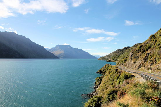 Auf dem Weg von Te Anau nach Queenstown schlängelt sich der Highway am Ostufer des Lake Wakatipu entlang. In Queenstown haben wir nur zweimal kurz gestoppt. Es ist ein schicker Wintersportort, der aber ganzjährig sehr teuer und voll ist. Im Sommer ist es das Zentrum für alle erdenklichen Funsportarten die irgendwie mit Nervenkitzel zu tun haben.
