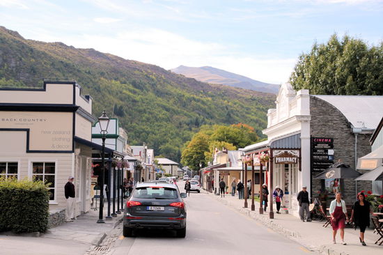 Die Hauptstraße des kleinen und touristisch geprägten Arrowtown. Man beachte das Nummernschild des Audi Q5: "A Town"!