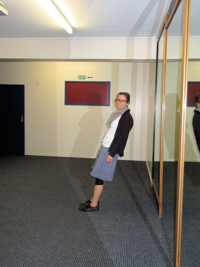 Bei unserem zweiten Besuch von Wanaka schafften wir es dann auch (auf mein Drängen hin) in die Puzzling World. Mary wartete im Cafe während wir uns durchs große Labyrinth irrten und den Bereich mit optischen Täuschungen besuchten. Lizzy versucht auf dem Foto gerade Michael Jackson im Video zu 'Smooth Criminal' nachzuahmen - was man mit angeklebten Füßen und ein bißchen Körperspannung doch alles erreichen kann! 