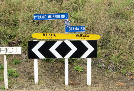 Hier ein perfektes Beispiel für neuseeländische Namensverwirrung. An einer T-Kreuzung kamen wir an diese Wegweiser. Im ersten Moment glaubt man, dies ist der Beginn eines riesigen Kreisverkehrs. Zu beiden Seiten sind es 24 km nach Waikaia. Bei genauerem Hinsehen merkt man dann, dass man lediglich genau die Mitte zwischen den beiden Orten Waikaia und Waikaka erwischt hat. Wie gesagt, wir haben es irgendwann aufgegeben mit den Namen!