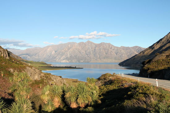 Als wir von der Westküste nach Wanaka fuhren begrüßte uns der Lake Hawea in dieser schönen Abendsonne.