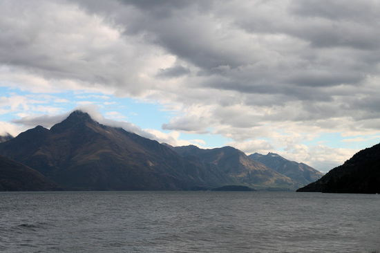 Blick von Queenstown auf den Lake Wakatipu. Ich habe mich bei beiden Queenstown-Besuchen dem häufig empfohlenen Fergburger zugewandt. Bei Fergburger gibt es riesige und vergleichsweise günstige Burger. Während wir diese Aussicht (aus dem geparkten Campervan an der Strandpromenade) auf den See genossen, hatten die Damen Bulgursalat und ich kümmerte mich um einen Double Ferg (-Burger) mit Käse und Fritten! 