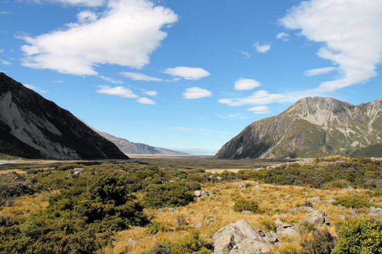 Der Blick zurück ins weite Tal. Im Hintergrund ist der Lake Pukaki zu sehen.