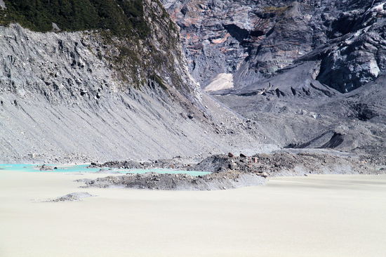 Der Mueller Lake wird gespeist durch den schmelzenden Gletscher und hat verschiedene Farben zu bieten. Von türkis-blau bis zu schlammig-braun.