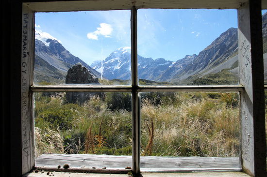 Unterwegs gab es zwei stinkende Plumsklos mit einem Unterstand für schlechtes Wetter. Durch das Fenster des Unterstands hatte man einen schönen Blick auf das Tal bzw. den Berg.