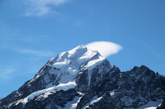Die Spitze des Aoraki / Mount Cook in Groß mit einem eleganten Wolkenschleier zur rechten Seite.