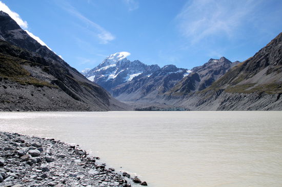 Der Hooker Lake in den überraschenderweise der Hooker Gletscher mündet. 
Im Hintergrund der Aoraki / Mount Cook.