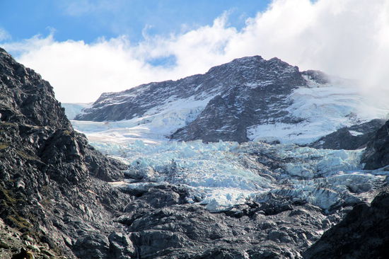 Ein Seitental mit Gletscher. Von Westen her zogen Wolken auf, aber wir hatten weiterhin gutes Wetter.