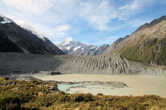 Nach einer Stärkung zurück am Campervan machten wir am späten Nachmittag noch den kurzen 'Kea Point Walk'. Eine nette kurze Wanderung zu einem lookout oberhalb des Mueller Lake (auf der Kante einer Seitenmoräne) auf das Tal bzw. den Gletscher. Auf der anderen Seite des Sees versperrt die riesige Seitenmoräne den Blick auf den Hooker Lake. Im Hintergrund der Aoraki / Mount Cook.