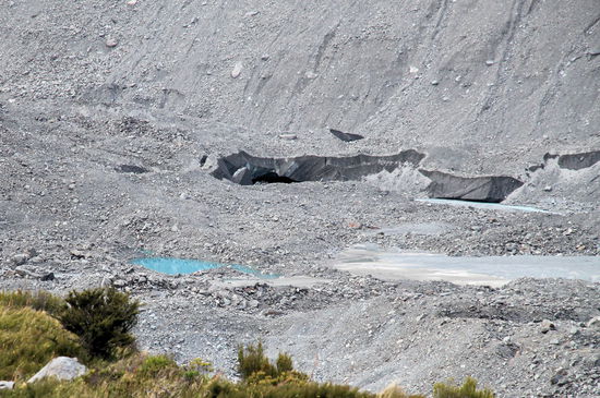 Die Gletscherzunge des Mueller Gletschers ist so sehr mit Geröll bedeckt, dass man das graue Eis nur schwer erkennen kann.