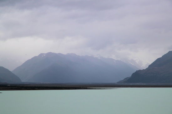 Nach dem schönen und sonnigen Wanderwetter am Vortag gab es in der Nacht einen Wetterumschwung und man konnte den Aoraki / Mount Cook nur noch erahnen. So wird es einem leicht gemacht weiterzureisen.