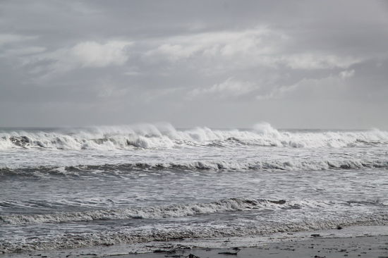 Dies ist kein Schwarzweißfoto! Ich hab auch keine Farben reduziert, es war so grau wie es aussieht. Trotzdem ist die wilde Küste sehr schön und windig. Der Wind war so stark, dass er bei den brechenden Wellen den Wassernebel nach hinten weggeweht hat.