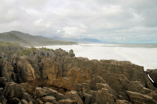 Hier sieht man ein wenig warum diese Felsen Pancake Rocks heißen - sie ähneln aufgeschichteten pancakes. Die Oberkanten dieser Felsen liegen etwa 20 Meter über dem Meer.