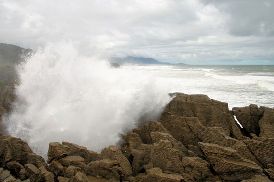 Aber wenn richtige Welle kommt, spritzt das Wasser noch weit über die Felsen hinaus! Es ist die gleiche Stelle wie im Foto zuvor.