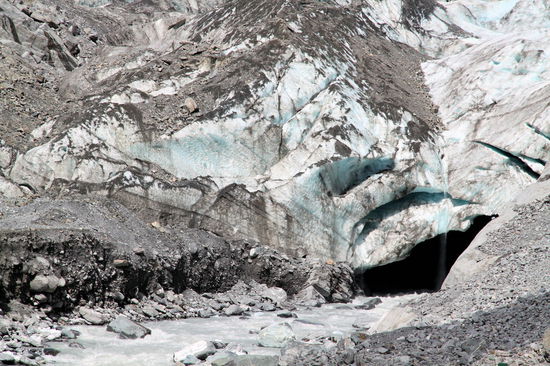 Das Gletschertor an der Gletscherzunge aus dem das Schmelzwasser herausfließt.