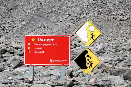 An Warnschildern wurde nicht gesparrt, da es leider immer wieder Touris gibt die tödlich verunglücken (bei dem Versuch den Gletscher auf eigene Faust zu erkunden).