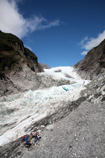 Bevor wir den Gletscher erreichten, wurde die Gruppe auf drei guides aufgeteilt und wir mussten die Steigeisen anlegen. Da die Gletscherzunge besonders instabil ist, besteigt man den Gletscher etwas weiter oben von der Seite.