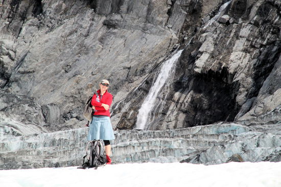 Lizzy auf Eis (on the rocks). Im Hintergrund noch ein fotogener Wasserfall.