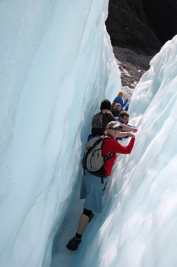 Auf dem Rückweg mussten wir uns noch durch diese enge und schräge Spalte quetschen. 
(Lizzy) Weil die Spalte ziemlich schräg war, musste man sich mit den Händen abstützen. War das kalt!!! Ich hatte das Gefühl meine Hand friert ein! Hab dann versucht mich nur noch mit dem Unterarm abzustützen. Ich fand es auch ziemlich unheimlich in dieser engen Spalte!
