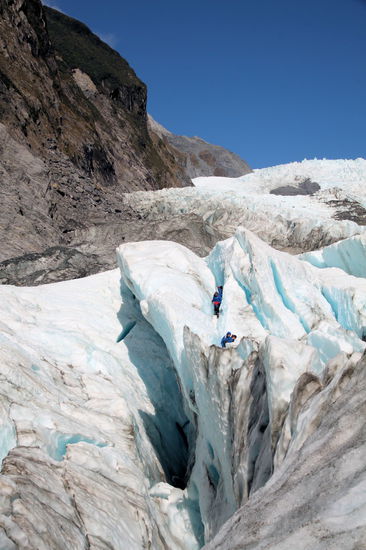 Ein Teil unserer Gruppe auf dem Weg durchs Eis.