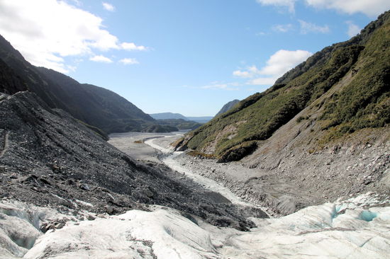 Der Blick vom Gletscher in das Tal. Obwohl wir nur etwas mehr als eine Stunde auf dem Eis verbrachten (wir hatten nur die Halbtagestour gebucht), war es eine sehr schöne und informative Tour.