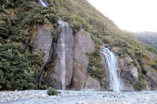 Kleine Wasserfälle verschönerten den Rückweg zum Parkplatz.