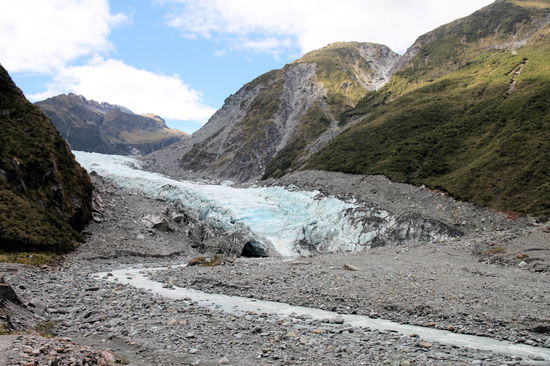 Der Fox Gletscher. Sehr schön ist das Gletschertor in der Gletscherzunge zu erkennen. Aus dem Gletschertor fließt das Schmelzwasser, was aufgrund seiner milchigen Farbe auch Gletschermilch genannt wird.