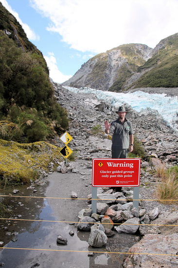 Am Endpunkt des frei zugänglichen Wanderweges erneut viele Warnschilder. Diesmal auch mit einem künstlichen Ranger.