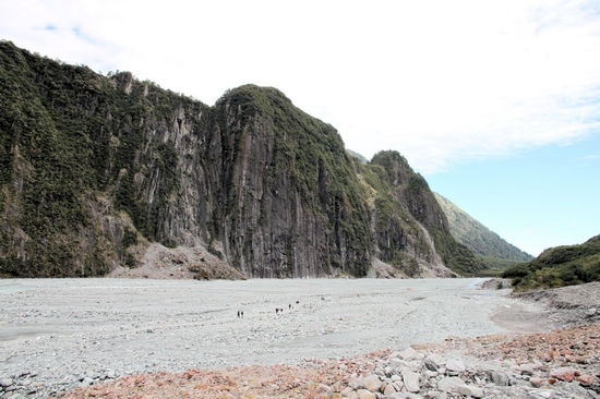 Der Blick ins Tal mit steil aufragenden Felswänden.