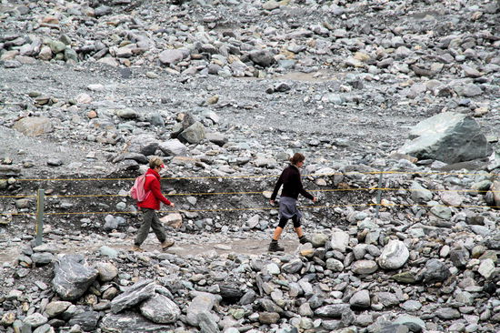 Die Ladies auf dem Weg durchs Geröllfeld.