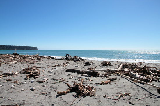 Neben Gletschern hat die Westküste aber auch sehr schöne natürliche Strände und Küstenabschnitte zu bieten. Leider wurden wir an diesem tollen Strand von Unmengen an Sandfliegen attackiert. Diese unangenehmen Vieher kommen verstärkt an der Westküste vor. So mussten wir unsere Kaffeepause in den Campervan verlegen und den Ausblick durch die Fenster genießen.