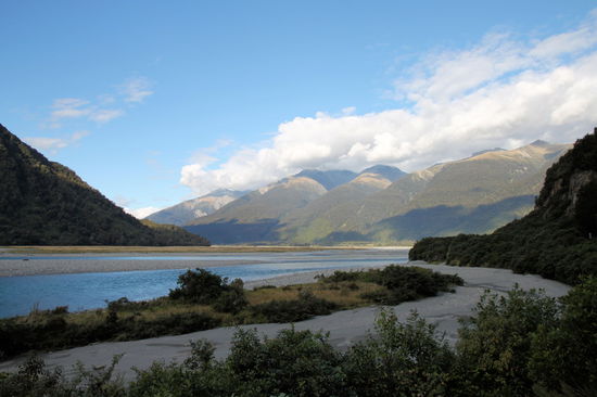 Das Tal des Haast River. Hier verließen wir die Westküste und fuhren über die neuseeländischen Alpen landeinwärts in die Mitte der Südinsel.