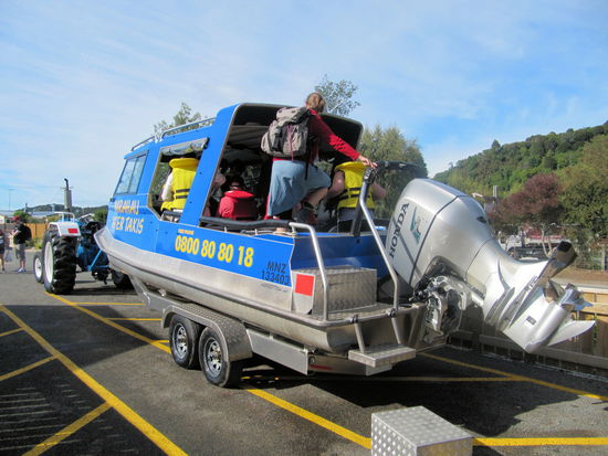 Man besteigt das Wassertaxi bereits an Land und wird anschließend zum Hafen gefahren.