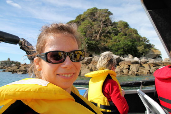 Beste Laune bei Bombenwetter. Gut gesichert durch die Schwimmwesten starteten wir unsere Bootstour.