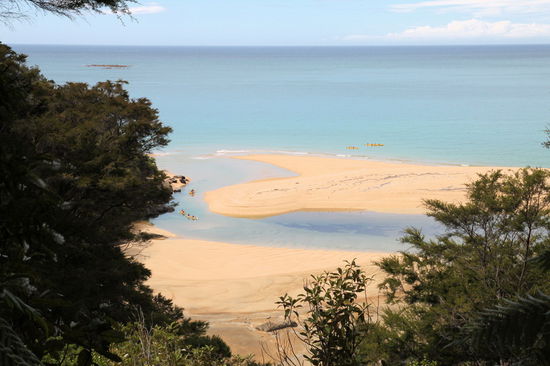 Besonders beliebt im Nationalpark sind Kajaktouren entlang dieser tollen Küste.