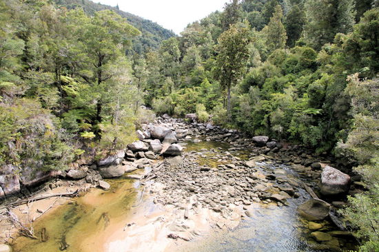 Im Inneren ist der Park mit Wald bedeckt und wird von Flüssen durchzogen.