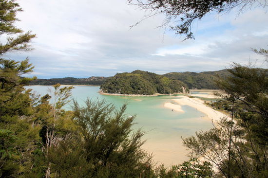 Blick auf Torrent Bay, wo uns das Wassertaxi wieder abholte. Neben einer kurzen Sandwichpause am Bark Bay Hut sind wir in einem durchgewandert bis zur Torrent Bay. Schließlich wollten wir das letzte Wassertaxi an diesem Tag nicht verpassen.
