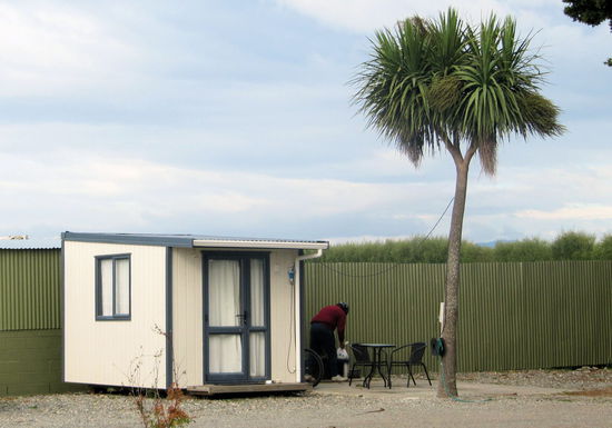 Auf unserem Campingplatz gab es auch die schönste 'Standard Cabin' Neuseelands. Üblicherweise ist es eine Mini-Hütte mit einem Bett (für alles Andere nutzt man die Gemeinschaftseinrichtungen). Solche Standard Cabins gibt es auf den meisten Campingplätzen und es ist die billigste Kategorie nach Zeltplätzen bzw. Stellplätzen für Campermobile. Diese hier war die schönste, da sie so einsam stand und noch diesen palmenartigen Baum dazu hatte - irgendwie wirkte es wie eine einsame Insel.