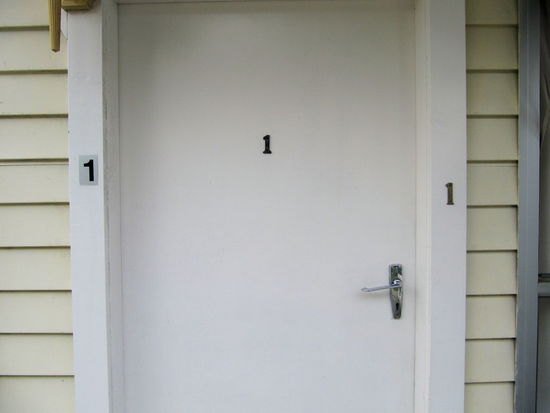 Mary hatte natürlich eine große Cabin mit eigenem Bad und einer Küche. Auf den ersten Blick könnte man meinen sie wohnte in Cabin 111, aber es war Cabin 1. Irgendwie wollte man wirklich sicher gehen, dass niemand die '1' übersieht! 