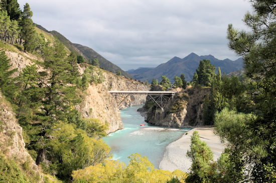 Eine Brücke (natürlich mit einem dranhängendem Bungeespringer!) bei Hanmer Springs.