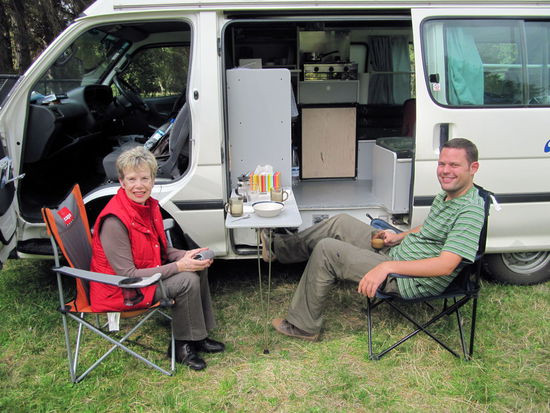 Kaffeepause am Campervan.