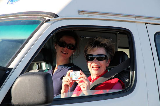 Immer die Kamera im Anschlag! Zu Dritt war es vorne im Campervan etwas enger, dafür aber umso lustiger.