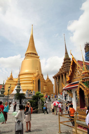 Wir haben uns den Grand Palace angeschaut, die Palast- und Tempelanlagen der thailändischen Könige bis ca. 1900. Alles scheint zu glitzern und zu funkeln. Sehr beeindruckend.