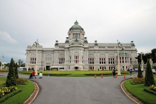 Zuletzt haben wir uns noch die Anantasamakhorn-Thronhalle angeschaut, die sehr stark an ein europäisches Schloss erinnert. Das interessante aber ist die Ausstellung im Schloss!
