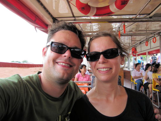 Wir beide auf dem Linienboot. Eine ideale Alternative um sich staufrei in Bangkok fortzubewegen und etwas Abkühlung durch den Fahrtwind zu bekommen. Zudem bieten sich schöne Aussichten auf die Stadt. Wir sind immer gerne mit den Booten gefahren.