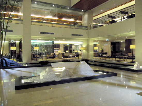 (Lizzy) Nein, dieses Bild zeigt kein Kaufhaus, sondern ein Krankenhaus! Ich musste dorthin um meine letzte Tollwutimpfung zu bekommen. Auf allen Etagen sah es so aus - die Wartebereiche sahen eher aus wie Wartebereiche in einem Hotel. Es gab Zeitschriften, Kaffee und kalte Getränke umsonst.