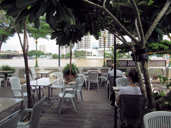 (Lizzy) Mein morgendlicher Blick auf den großen Fluss durch Bangkok. Na, wenn das mal kein Anfang ist!!! Sorry liebe Kollegen, aber ich musste euch das einfach zeigen!!! ;O) Ihr habt zu diesem Zeitpunkt noch geschlafen, bedingt durch die Zeitverschiebung.